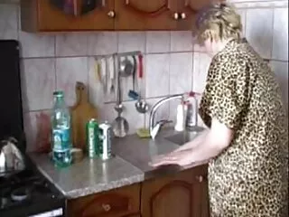 J'ai commencé mamie et jeune jouer hindi sexy vidéo de sexe dans les rues
