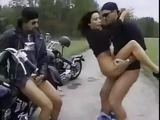 Un trio de jeune femme avec hindi romantique sexy film petits seins a donné trois hommes