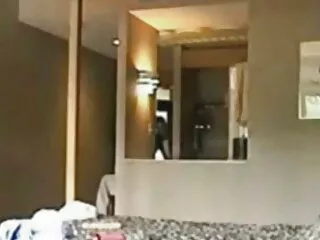 Un lycéen, a commencé à se masturber sexy hindi Vidéo HD room service complet tout en faisant le ménage